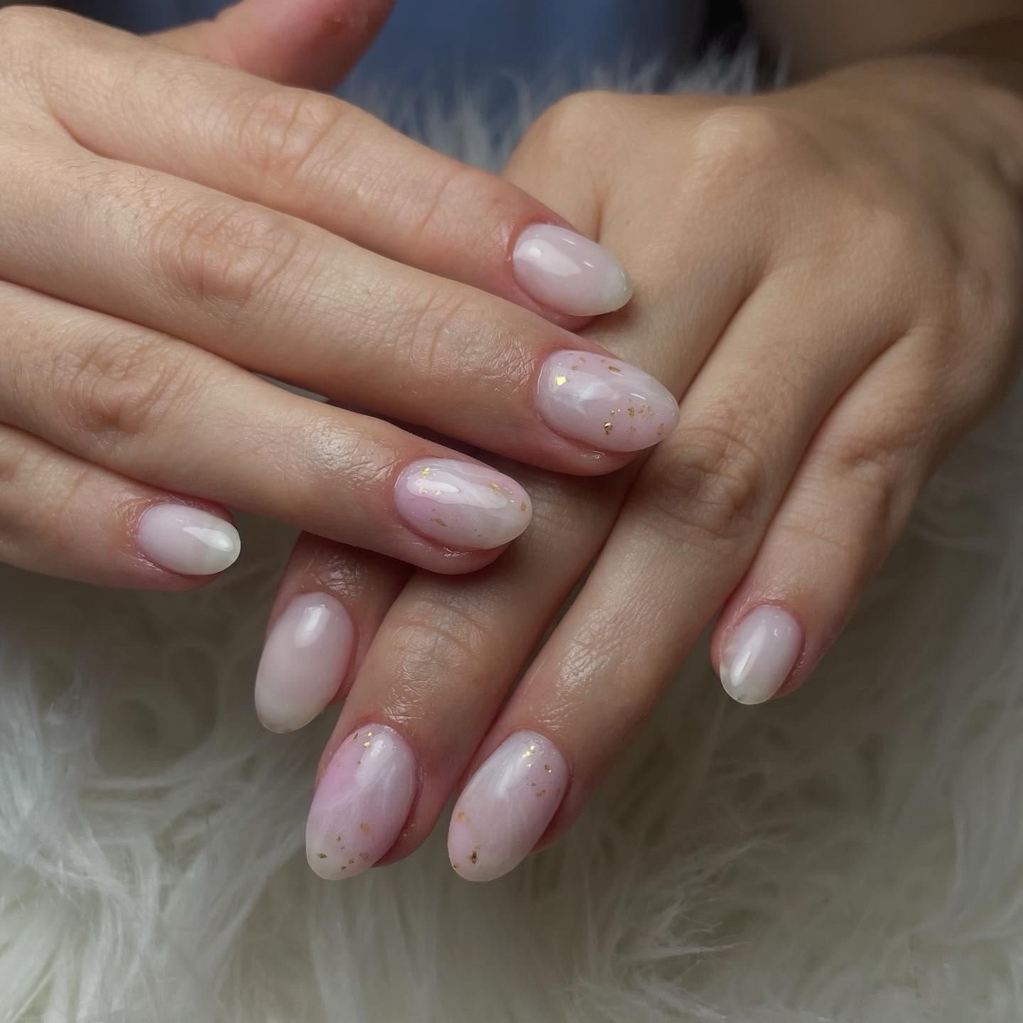 Manicura semipermanente efecto milky con pan de oro en Vivi Nails Studio, Córdoba